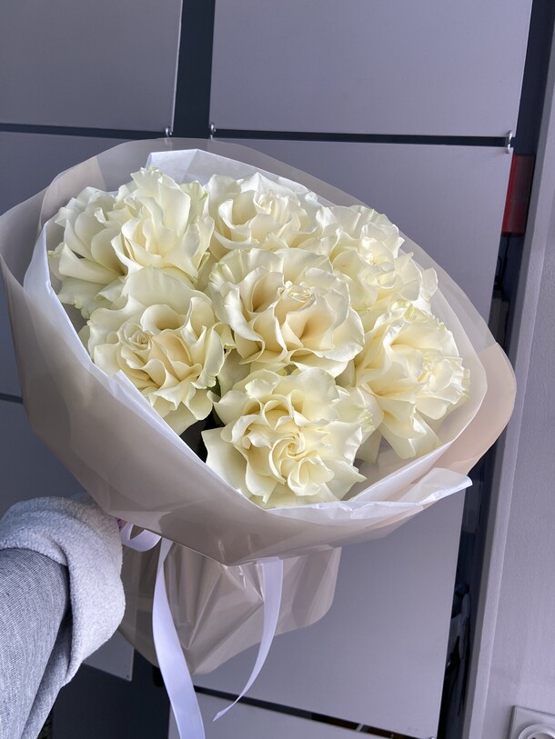 Букет из белых роз, артикул F1328783 - 3800 рублей, доставка по городу. Flawery - доставка цветов