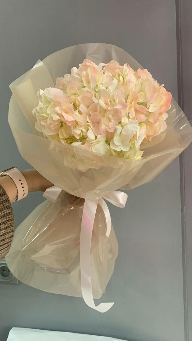 Букет комплимент из розовой гортензии, артикул F1341305 - 1500 рублей, доставка по городу. Flawery - доставка цветов