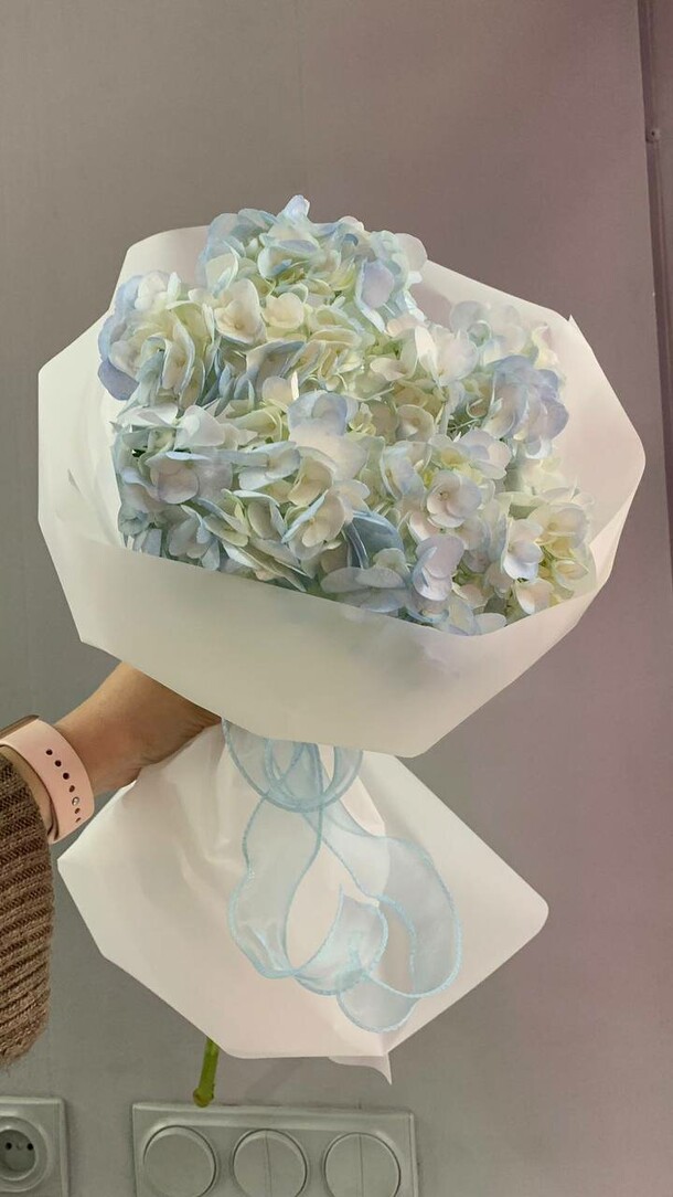 Букет комплимент из голубой гортензии, артикул F1341306 - 1500 рублей, доставка по городу. Flawery - доставка цветов