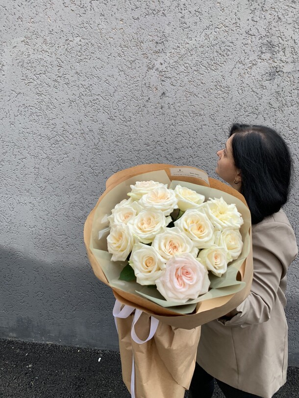 Белая роза пионовидная, артикул F1343614 - 10490 рублей, доставка по городу. Flawery - доставка цветов