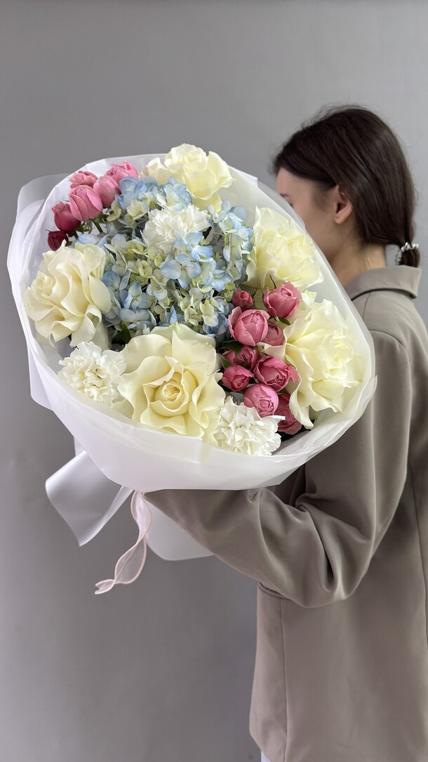 Большой букет из гортензии и роз, артикул F1380708 - 6500 рублей, доставка по городу. Flawery - доставка цветов