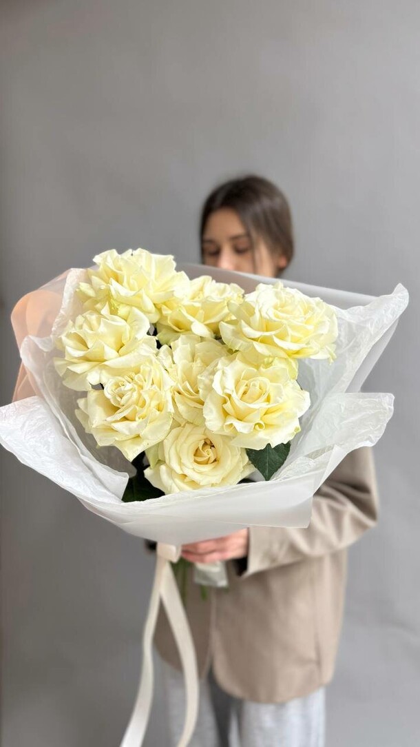 Букет из белых роз, артикул F1380763 - 4690 рублей, доставка по городу. Flawery - доставка цветов