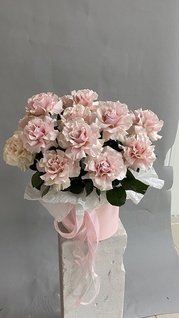 17 французских роз в коробке, артикул F1387598 - 10500 рублей, доставка по городу. Flawery - доставка цветов