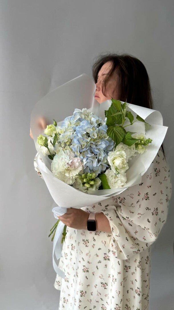 Летний букет с голубой гортензией, артикул F1457139 - 3700 рублей, доставка по городу. Flawery - доставка цветов