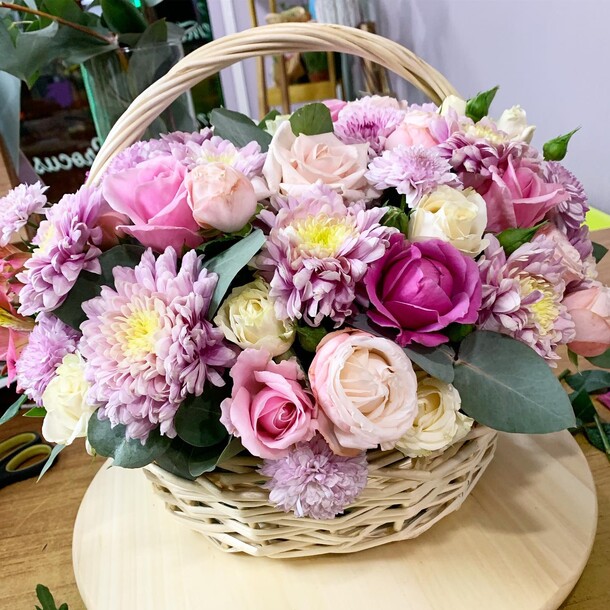 Корзина с цветами, артикул F58527 - 7500 рублей, доставка по городу. Flawery - доставка цветов