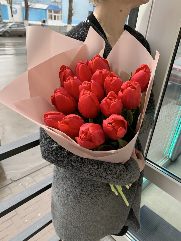 Букет из 19 тюльпанов, артикул F63522 - 6000 рублей, доставка по городу. Flawery - доставка цветов