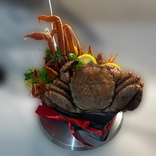 Бокс из раков, краба волосатика и конечностей стригуна, артикул F1298093 - 8000 рублей, доставка по городу. Flawery - доставка цветов