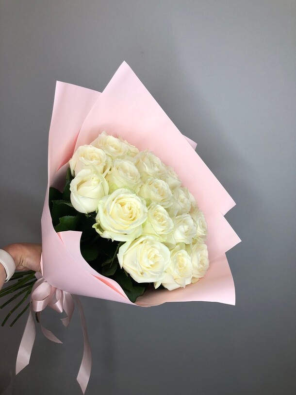 Букет из 17 белых роз, артикул F1298291 - 5550 рублей, доставка по городу. Flawery - доставка цветов