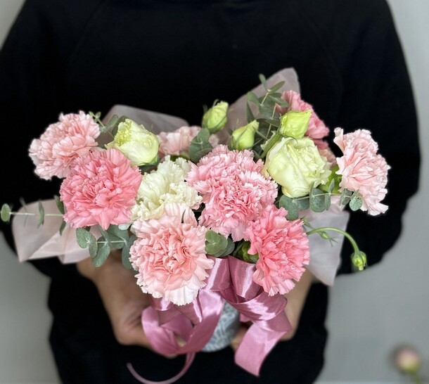 Композиция из цветов с диантусами и эустомой, артикул F1298460 - 5840 рублей, доставка по городу. Flawery - доставка цветов