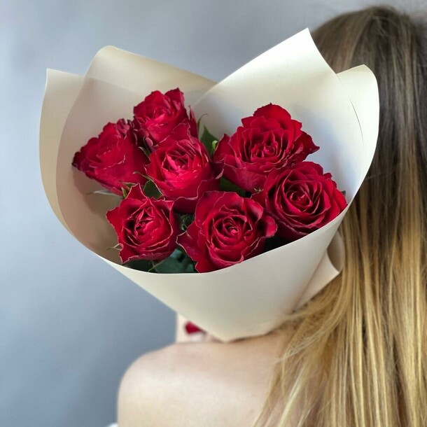 Букет из красной кенийской розы 7, артикул F1300050 - 3300 рублей, доставка по городу. Flawery - доставка цветов