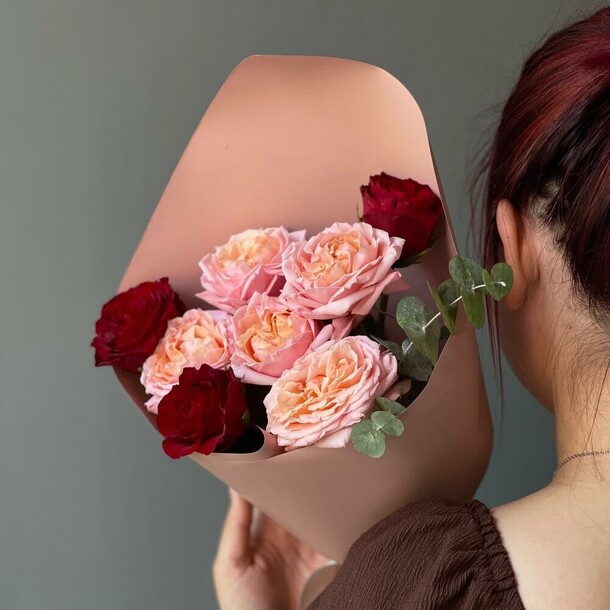 Яркий букет пионовидная кустовая роза и красная роза, артикул F1301336 - 2390 рублей, доставка по городу. Flawery - доставка цветов