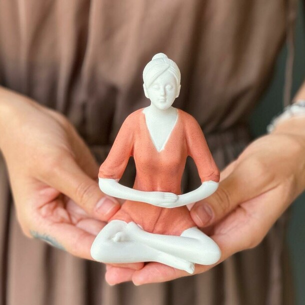 Статуэтка «йогиня» в подарочном боксе🧘🏼‍♀️, артикул F1302322 - 2200 рублей, доставка по городу. Flawery - доставка цветов