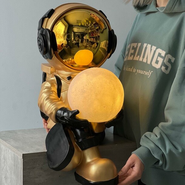 Космонавт с луной сидит, артикул F1302424 - 39900 рублей, доставка по городу. Flawery - доставка цветов