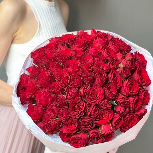 Букет с кенийской красной розой 75, артикул F1302992 - 18900 рублей, доставка по городу. Flawery - доставка цветов