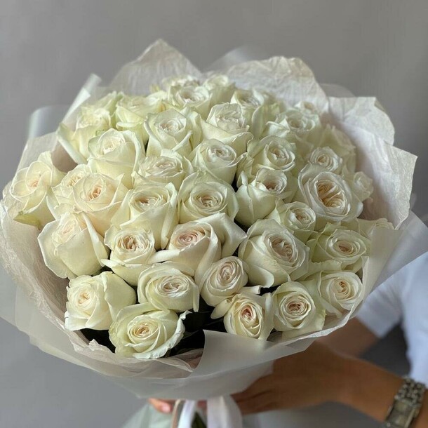 Шикарный букет из белых роз, артикул F1304871 - 17090 рублей, доставка по городу. Flawery - доставка цветов