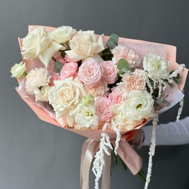 Шикарный сборный букет с эустомой и розами, артикул F1309512 - 6690 рублей, доставка по городу. Flawery - доставка цветов