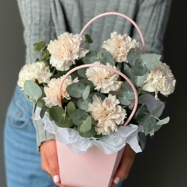 Композиция-комплимент в сумочке, артикул F1311432 - 2790 рублей, доставка по городу. Flawery - доставка цветов