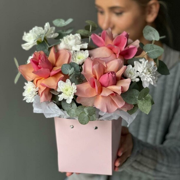 Нежная композиция-комплимент в сумочке, артикул F1311438 - 2690 рублей, доставка по городу. Flawery - доставка цветов