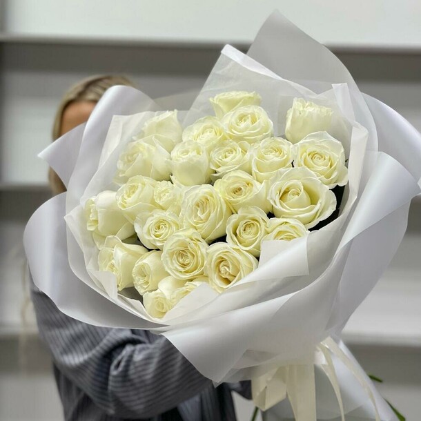 Моно букет из белых роз 25, артикул F1316497 - 12290 рублей, доставка по городу. Flawery - доставка цветов