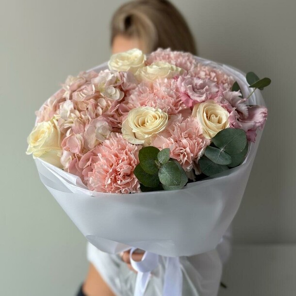 Нежный букет с розами, артикул F1324243 - 5190 рублей, доставка по городу. Flawery - доставка цветов