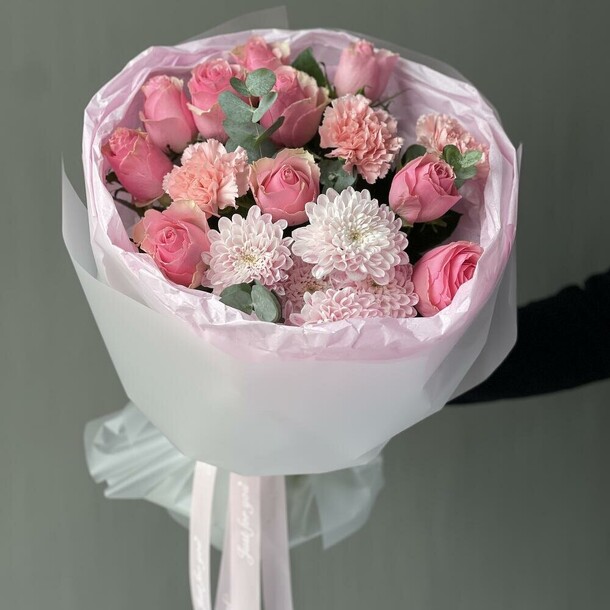 Сборный букет в нежных розовых оттенках, артикул F1328644 - 5100 рублей, доставка по городу. Flawery - доставка цветов