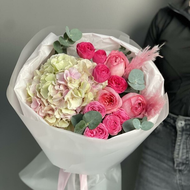 Сборный букет с гортензией в ярких оттенках, артикул F1329039 - 4990 рублей, доставка по городу. Flawery - доставка цветов