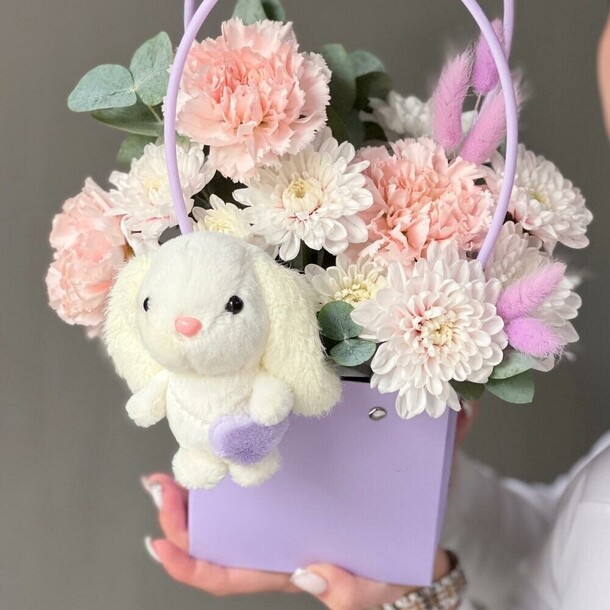 Цветы в коробке и зайка, артикул F1333865 - 3500 рублей, доставка по городу. Flawery - доставка цветов