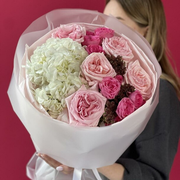 Нежный букет с гортензией и розами, артикул F1334267 - 5790 рублей, доставка по городу. Flawery - доставка цветов