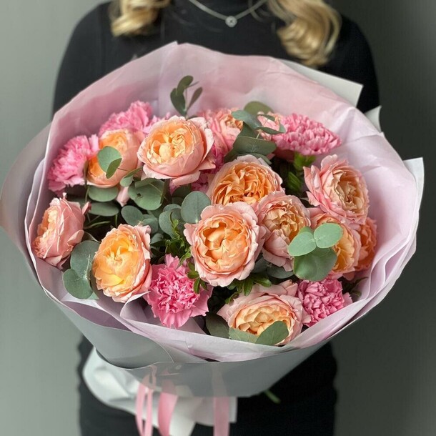 Кустовые розы джульетта и диантусы, артикул F1334907 - 7790 рублей, доставка по городу. Flawery - доставка цветов