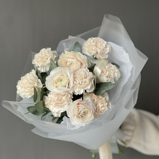 Ранункулсы и диантусы, артикул F1335618 - 4690 рублей, доставка по городу. Flawery - доставка цветов