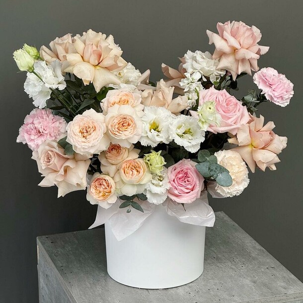 Композиция в коробке с розами и эустомой, артикул F1343016 - 9190 рублей, доставка по городу. Flawery - доставка цветов