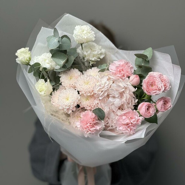 Воздушный букет с хризантемой и кустовыми розами, артикул F1346951 - 4690 рублей, доставка по городу. Flawery - доставка цветов