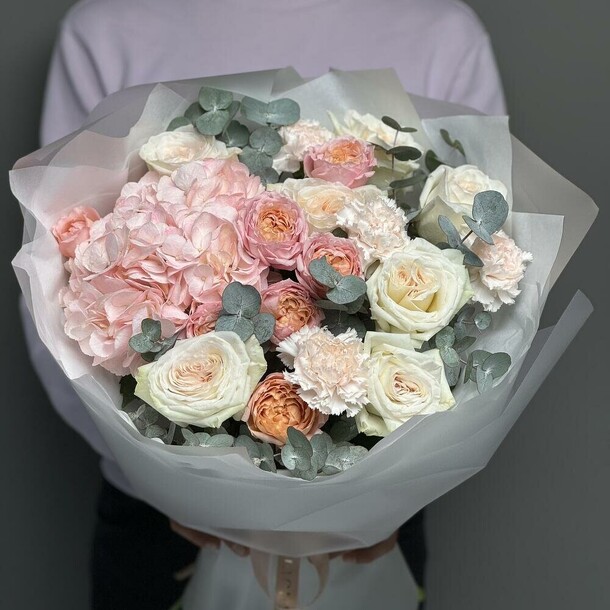 Воздушный букет с гортензией, кустовыми и одноголовыми розами , диантусами, артикул F1349101 - 8200 рублей, доставка по городу. Flawery - доставка цветов