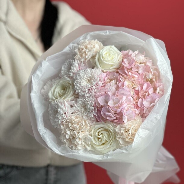 Сборный букет с гортензией, артикул F1361456 - 3900 рублей, доставка по городу. Flawery - доставка цветов