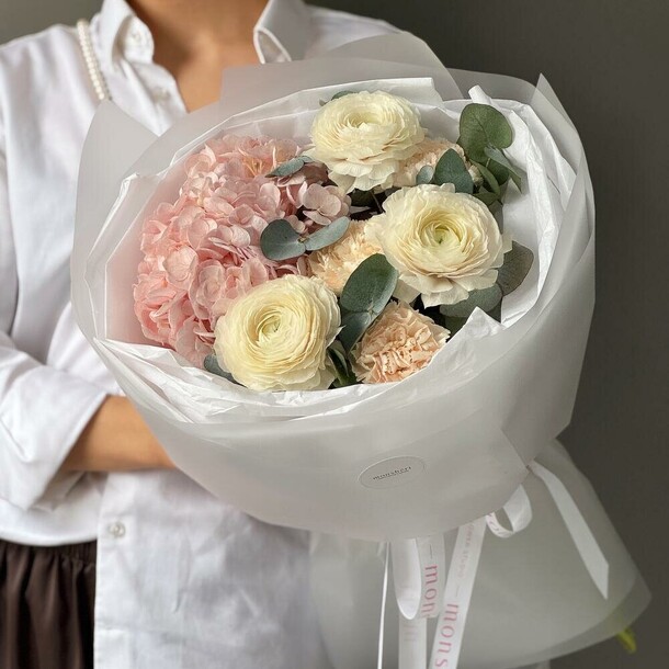 Милый букет с ранункулюсами и гортензией🌸, артикул F1375476 - 4790 рублей, доставка по городу. Flawery - доставка цветов