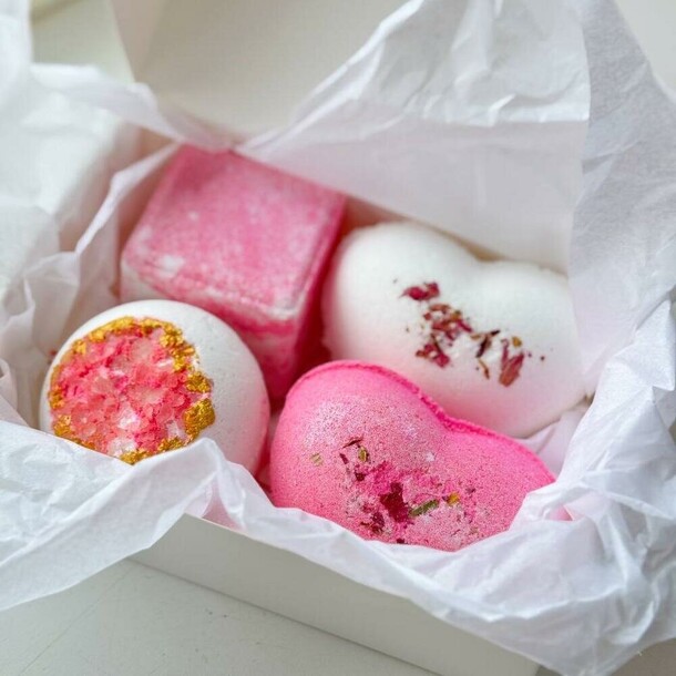 Ароматные бомбочки для ванны love is, артикул F1375521 - 2198 рублей, доставка по городу. Flawery - доставка цветов