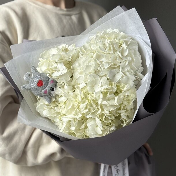 Облако гортензии с котиком, артикул F1397221 - 5200 рублей, доставка по городу. Flawery - доставка цветов