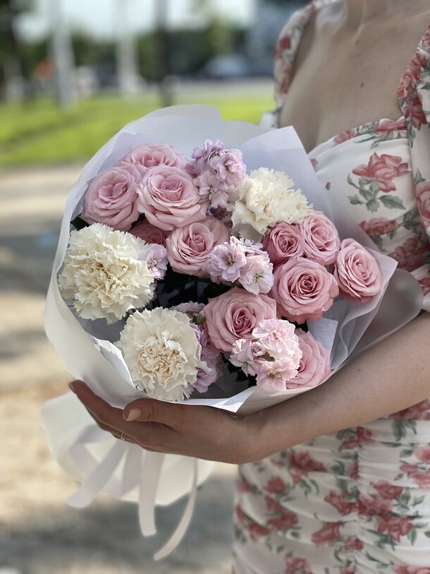 Сборный букет с кустовыми розами, артикул F1437529 - 3690 рублей, доставка по городу. Flawery - доставка цветов