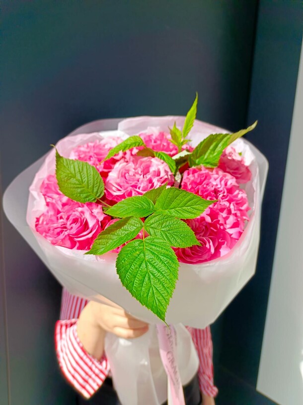 Букет с розами и зеленью малины, артикул F1306924 - 5700 рублей, доставка по городу. Flawery - доставка цветов