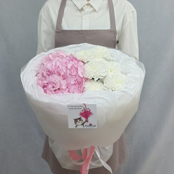 Букет хризантем  и гортензии, артикул F1300532 - 1690 рублей, доставка по городу. Flawery - доставка цветов