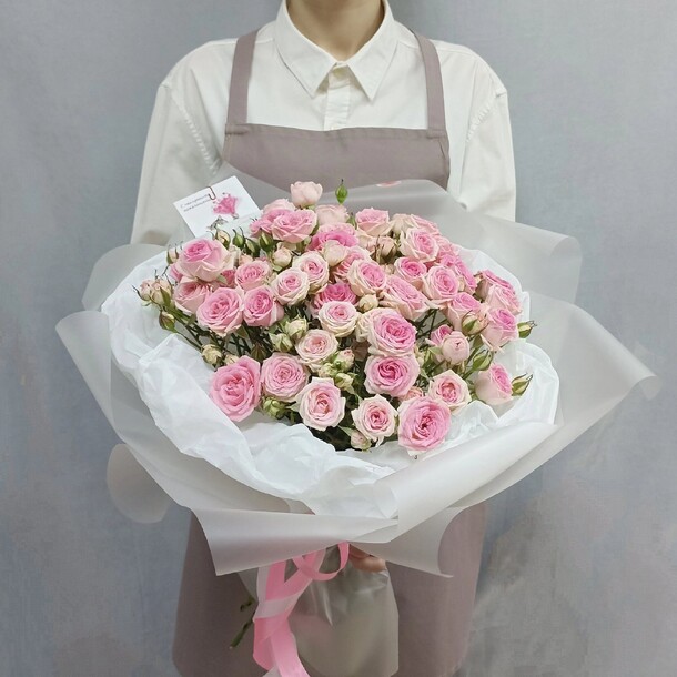 Букет кустовых роз 11, артикул F1361623 - 4690 рублей, доставка по городу. Flawery - доставка цветов