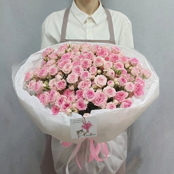 Букет кустовых роз 25, артикул F1361625 - 10990 рублей, доставка по городу. Flawery - доставка цветов