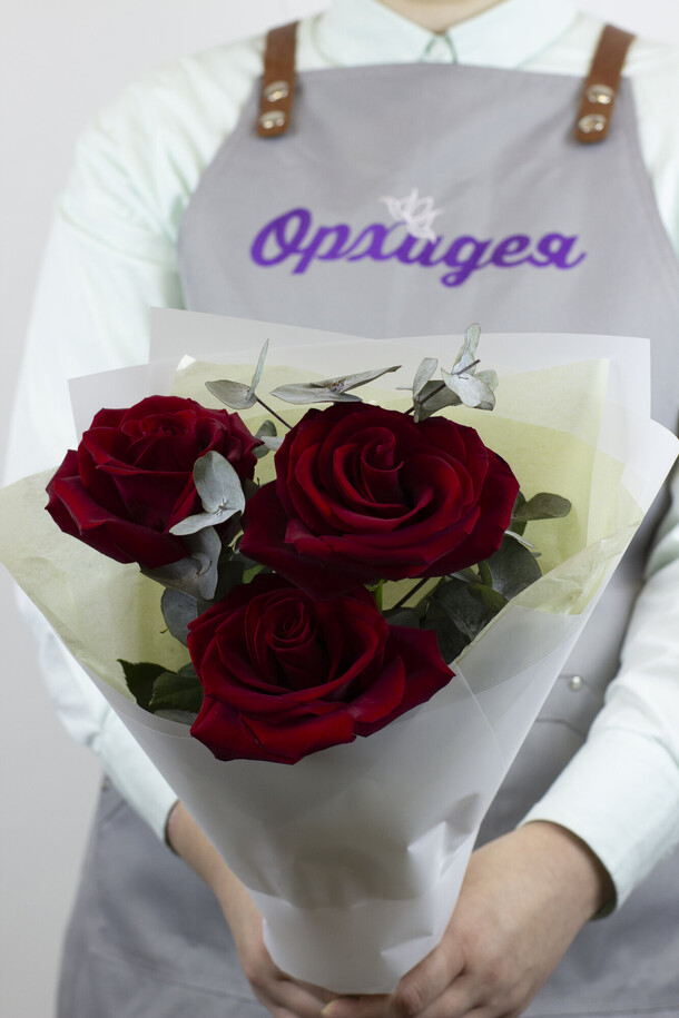 3 розы "эксплорер" с зеленью, артикул F1456293 - 3390 рублей, доставка по городу. Flawery - доставка цветов