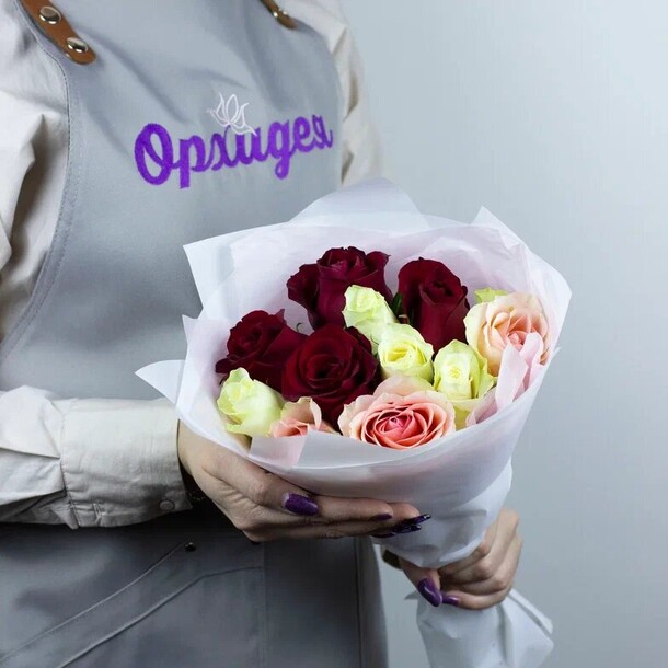 13 роз микс 40 см, артикул F1457742 - 2490 рублей, доставка по городу. Flawery - доставка цветов