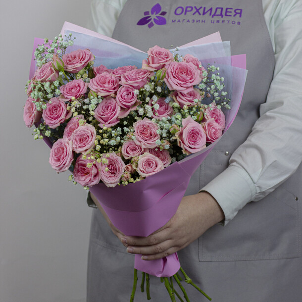 7 кустовых роз "вега" с гипсофилой, артикул F1490636 - 5690 рублей, доставка по городу. Flawery - доставка цветов