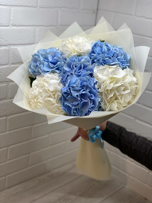 Букет из гортензий, артикул F1300505 - 7200 рублей, доставка по городу. Flawery - доставка цветов