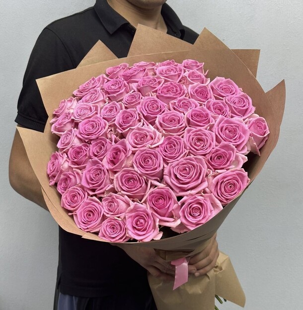 51 розовая роза в крафте, артикул F1300719 - 12606 рублей, доставка по городу. Flawery - доставка цветов