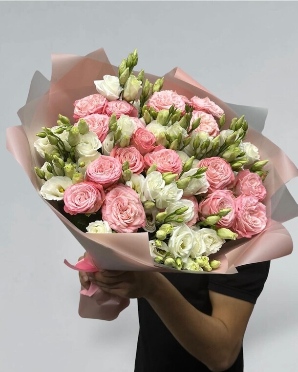 Шикарный букет из эустомы и роз, артикул F1301056 - 7104 рублей, доставка по городу. Flawery - доставка цветов