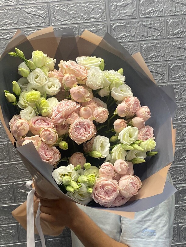 Шикарный объемный  букет из эустомы и розы мадам бомбастик, артикул F1302341 - 8713 рублей, доставка по городу. Flawery - доставка цветов