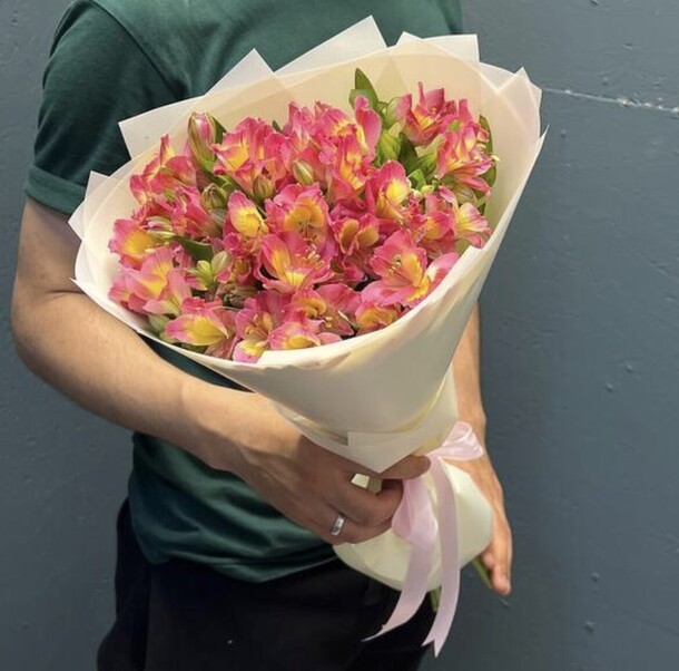 Букет из альстромерии, артикул F1315409 - 7248 рублей, доставка по городу. Flawery - доставка цветов